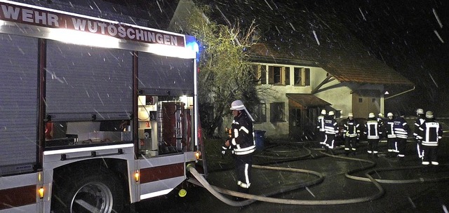54 Feuerwehrkrfte bekmpften den Brand in Schwerzen.    | Foto: Peter Umstetter