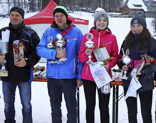 Die beiden Sieger-Duos vom Skiclub Wal...eines Sturzes (Foto rechts) Bestzeit.   | Foto: Dieter Maurer