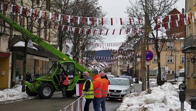 Hoch ber den Kpfen und dem Verkehr hngen die Bndel.  | Foto: Eva Korinth