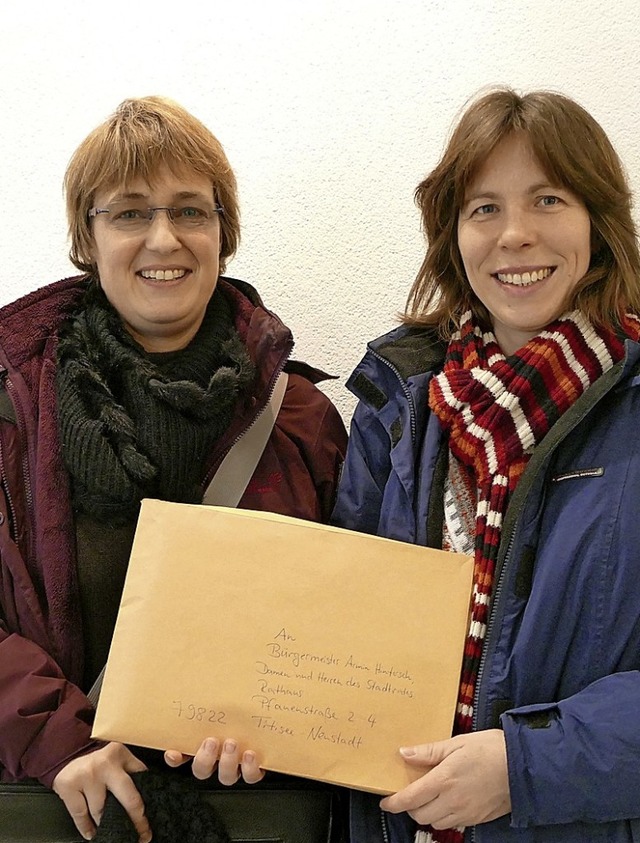 Daniela Gunzl (links) und Gabriele vo...g mit 923 Unterschriften ins Rathaus.   | Foto: Bury