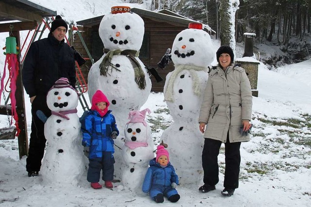 Familie Haid mit ihrer Schneemann-Fami...ie Online-Abstimmung den ersten Platz.  | Foto: Familie Haid