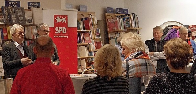 In der Buchhandlung Pfister in Bad Kro...r Wahlkampf und Kommunalpolitik auf.   | Foto: privat