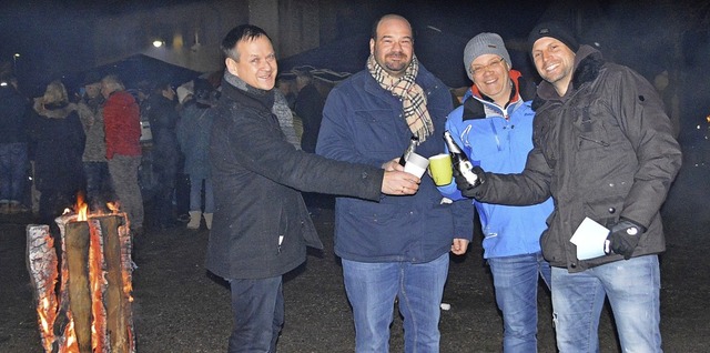 Peter Steybe, Vorsitzender des Brgerv...ried beim Feuerzauber an (von links).   | Foto: Horatio Gollin