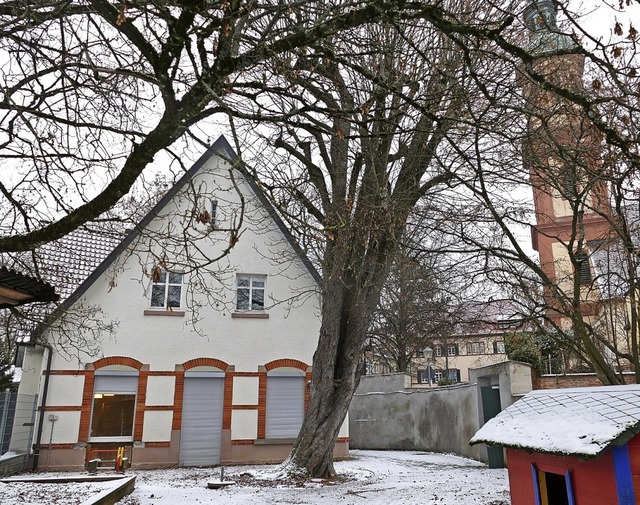 Der lbergkindergarten im Schatten des Kirchturms von Hl. Kreuz   | Foto: rab