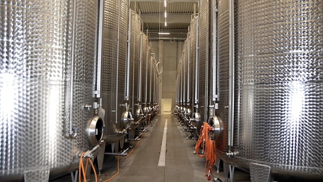 In mehr als 260 riesigen Edelstahltank...rn die Weine des Ortenauer Weinkellers  | Foto: Hubert Rderer