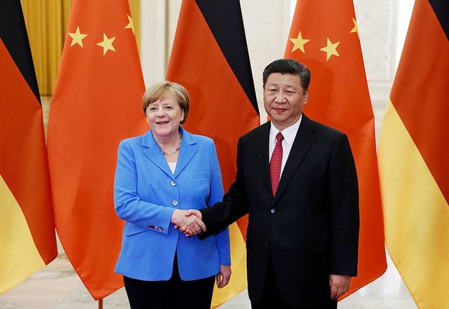 Hndeschtteln mit Distanz: Kanzlerin ...nas starken Mann Xi Jinping in Peking   | Foto: dpa