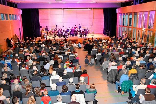 600 Bürger feiern die Eröffnung der sanierten Turn- und Festhalle Gundelfingen