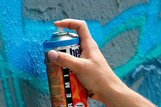 Zwei Graffiti-Sprayer besprhten ein Garagentor in der Merianstrae.  | Foto: Tobias Felber