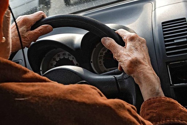 Senioren sind zwar meist vorsichtiger ...anchmal auch berfordert (Symbolfoto).  | Foto: dpa