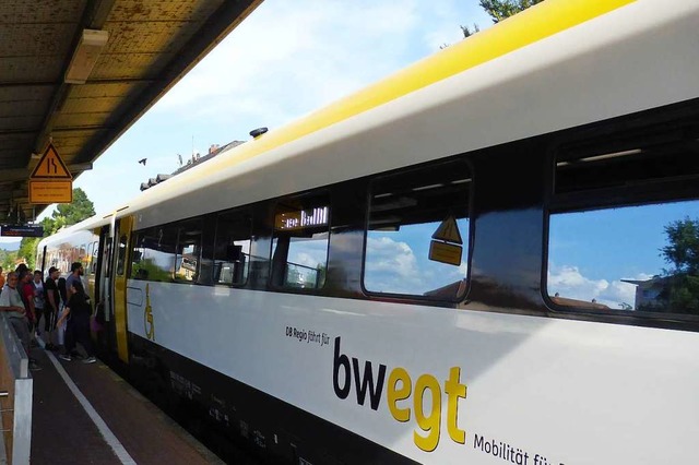 Auf der Hochrheinstrecke sollen auch Bahnsteige lnger und barrierefrei werden.  | Foto: Jochen Fillisch