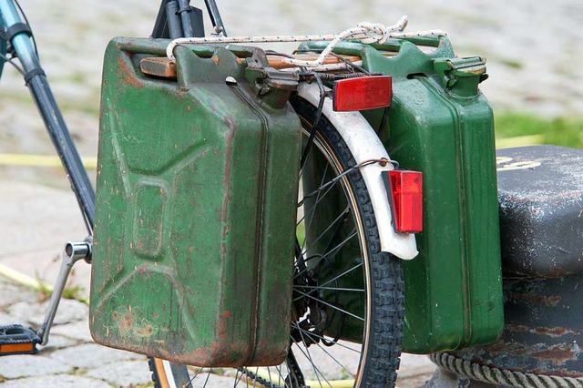 Mit dem Fahrrad, wie unser Symbolbild ...oder Tankfahrzeug erfolgt sein drfte.  | Foto: dpa
