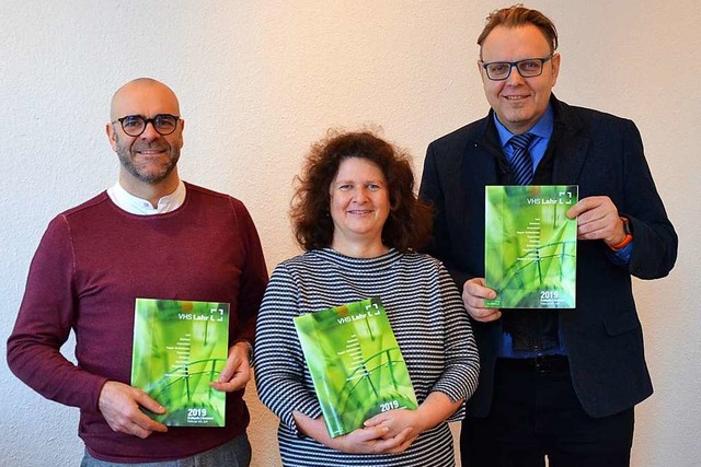 Tobias Meinen, Carmen Wenkert und Guid...ben das neue VHS-Programm vorgestellt.  | Foto: Karl Kovacs