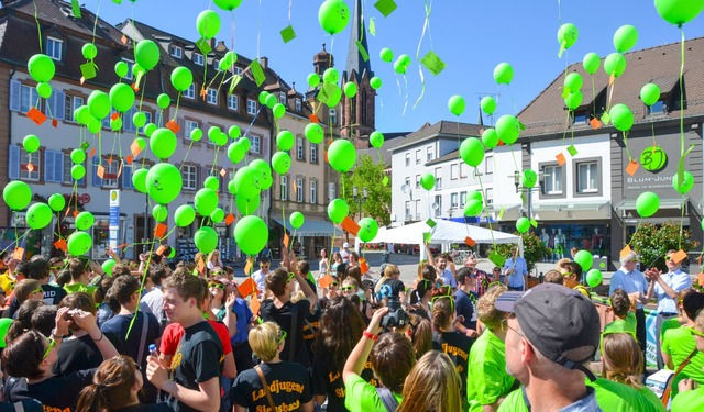 Zum Start der 72-Stunden-Aktion im Jah...viele grne Luftballons in den Himmel.  | Foto: Marius Alexander