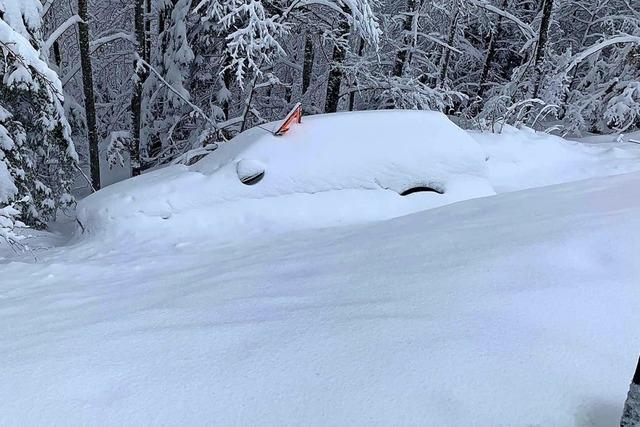 Autosuche im tiefen Schnee