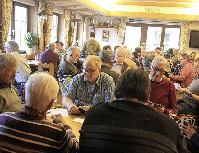 Cego-Freunde fllten den Gasthof &#822... der Spielkartenkenner hier erkennen.   | Foto: Bernd Fackler