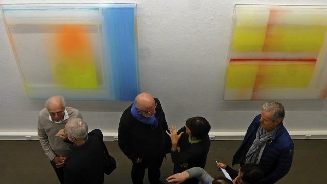 Besucher der Ausstellung in der Galeri...Grunern vor Werken von Nicola Stglich  | Foto: Anne Freyer