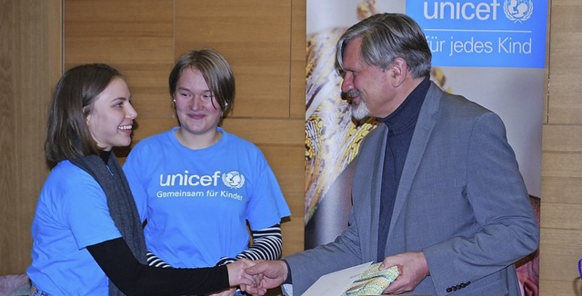 Mitglieder der Unicef-Gruppe Lrrach danken Dominik Bartsch fr seinen Vortrag.   | Foto: Thomas Loisl Mink