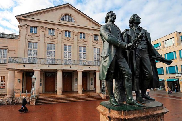 Die Statuen Goethes und Schillers vor dem Deutschen Nationaltheater in Weimar  | Foto: Martin Schutt