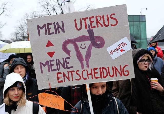 Frauen demonstrieren gegen das Werbeverbot fr Schwangerschaftsabbrche.  | Foto: dpa