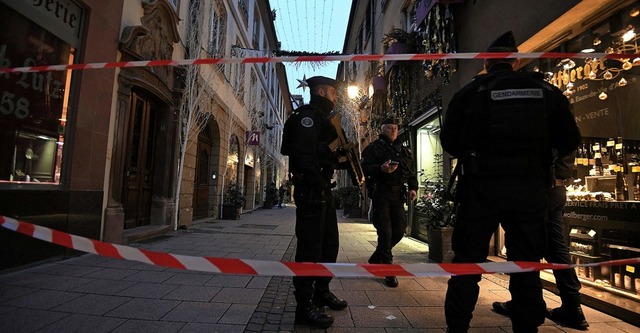 Polizisten in der Straburger Innensta... dem Terroranschlag vom 11. Dezember    | Foto: AFP