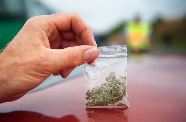 Die Polizei entdeckte drei Ttchen Cannabis auf dem Gehsteig (Symbolbild).  | Foto: dpa