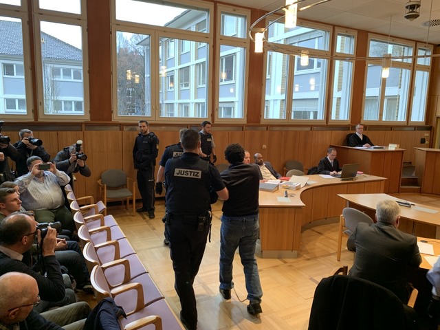 Der Angeklagte Saleban A. wird am ersten Prozesstag in den Gerichtssaal gefhrt.  | Foto: Helmut Seller