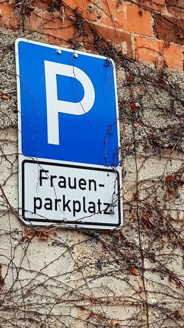 Die Frauenparkpltze in der Markgrafenstrae.  | Foto: Gerhard Walser