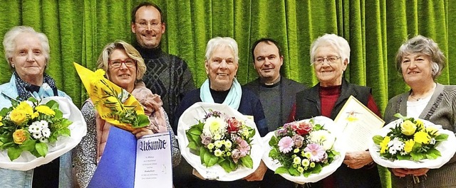 Ingrid Selke, Monika Kiefer, Vorsitzen...er die Urkunden fr treue Sngerinnen.  | Foto:  Axel Lais