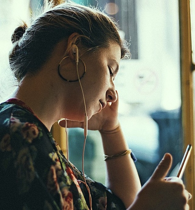 Podcasts kann man berallhin mitnehmen.  | Foto: Siddharth Bhogra (Unsplash)