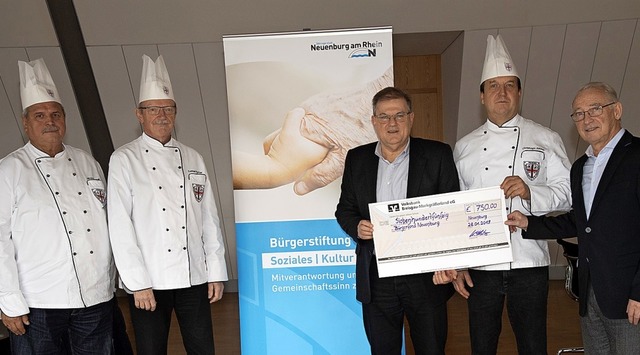 Eine Spende ber 750 Euro berreichten...tandsmitglied Gerhard Speck (rechts).   | Foto: mps