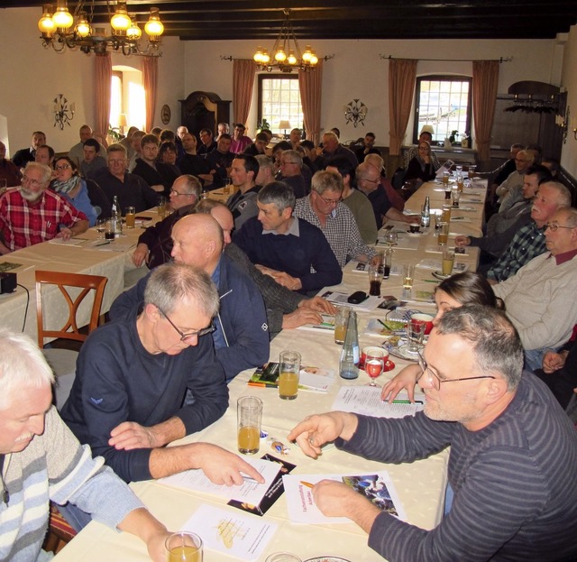 Zum Ackerbautag in der Engemhle wurde es voll.  | Foto: Jutta Schtz