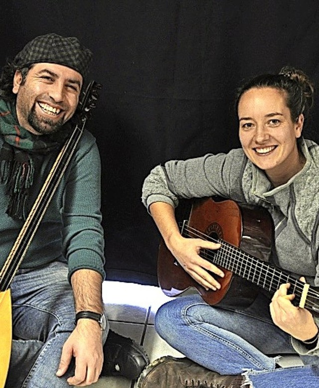 Samano Altahir und Anna Gehlhaar  gestalten den Kulturabend in der Bibliothek.   | Foto: Privat