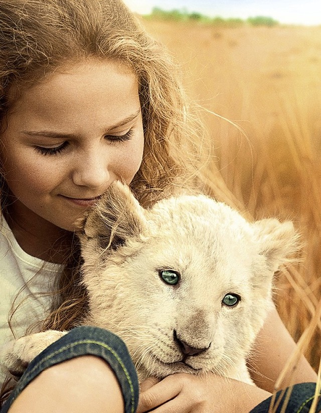 Mia (Daniah de Villiers) mit  Lwenbaby  | Foto: Studiocanal