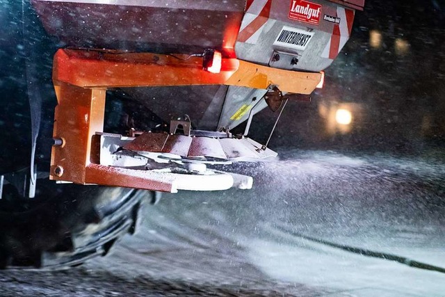 Wenn Eisregen und Gltte droht, muss  ...traen gestreut werden (Symbolbild)...  | Foto: dpa