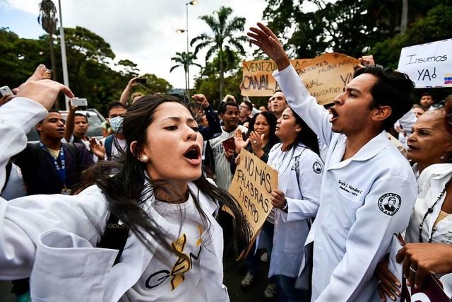 Medizinstudenten protestieren in Caracas gegen Maduro.  | Foto: AFP