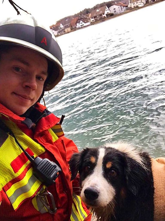 Erstmal ein Selfie mit dem Retter und dem Geretteten.  | Foto: Feuerwehr Bad Sckingen