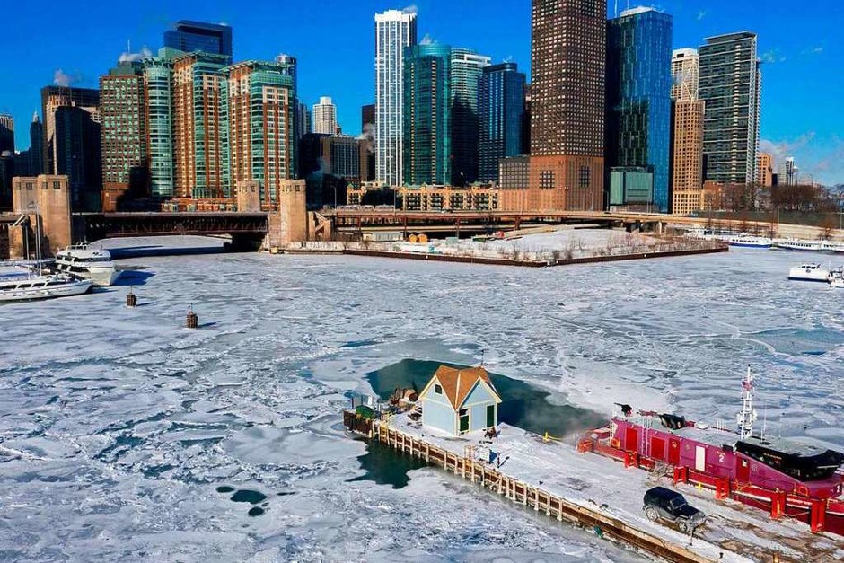 Ein Boot der Chicagoer Feuerwehr vor den Docks zwischen dem von Eis bedeckten Chicago River und dem Lake Michigan in Chicago. (Foto: dpa) Ein Boot der Chicagoer Feuerwehr vor den Docks zwischen dem von Eis bedeckten Chicago River und dem Lake Michigan in Chicago. (Foto: dpa)