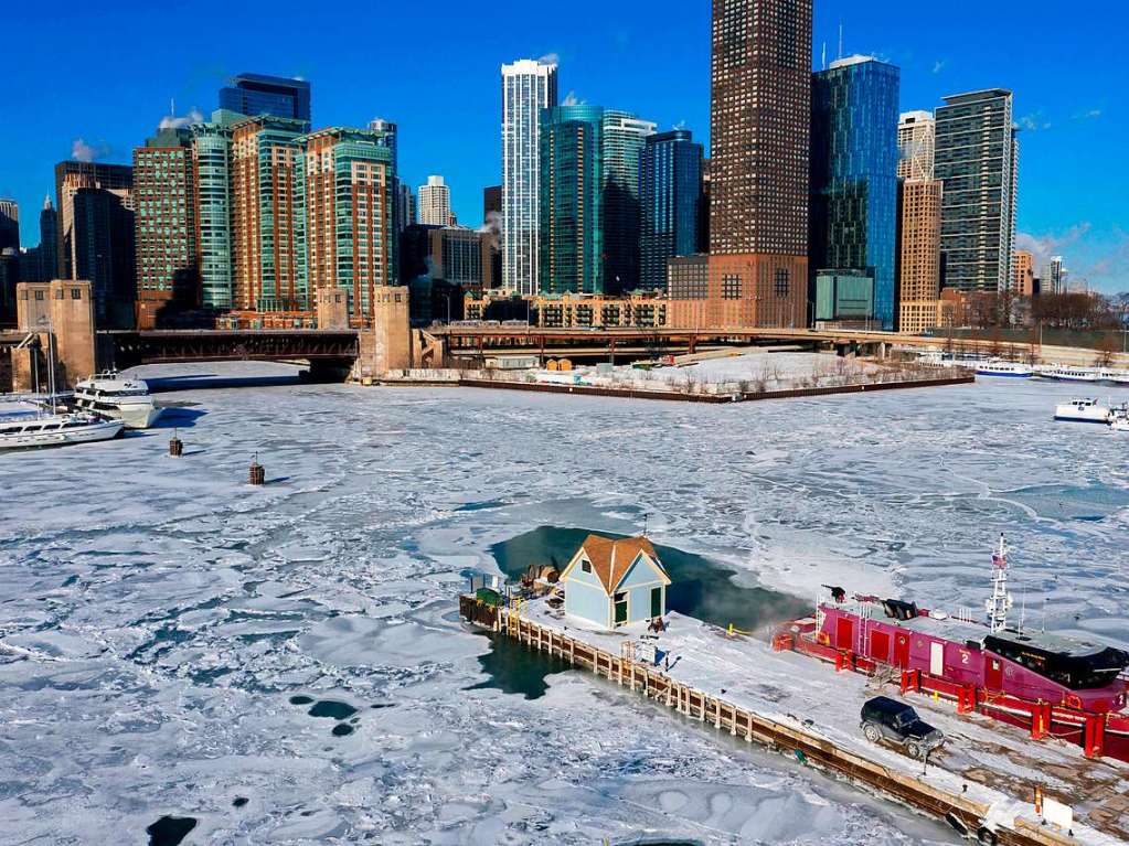 Ein Boot der Chicagoer Feuerwehr vor den Docks zwischen dem von Eis bedeckten Chicago River und dem Lake Michigan in Chicago.