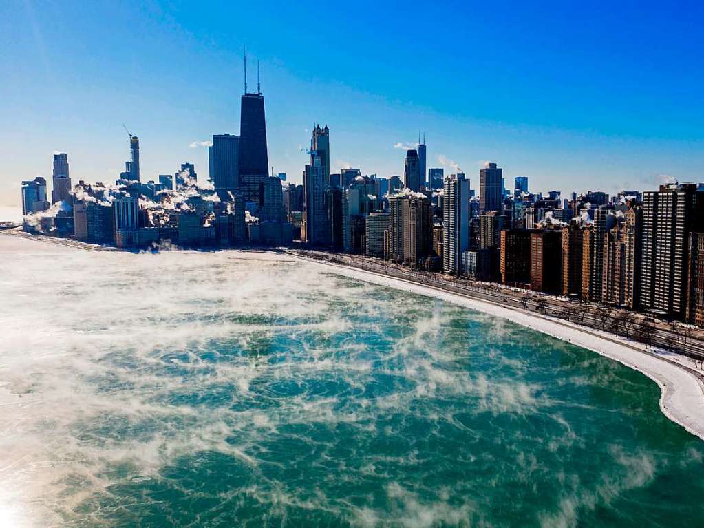 Wasserdampf steigt ber dem Lake Michigan auf. In der grten Stadt im Mittleren Westen wurde am Mittwoch der Klterekord gebrochen.