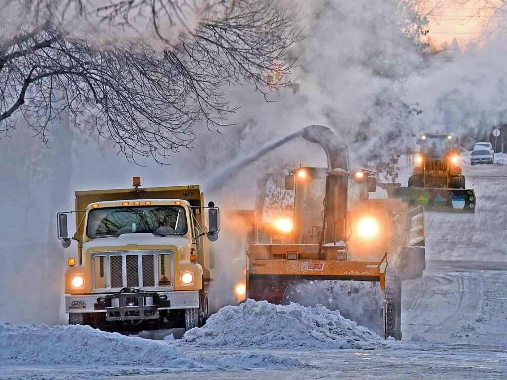 Bismarck: Schneefrsen der Stadtverwaltung von rumen Schnee bei minus 33 Grad Celsius von der Avenue E und der Second Street in der Nhe der St. Mary's Central High School.