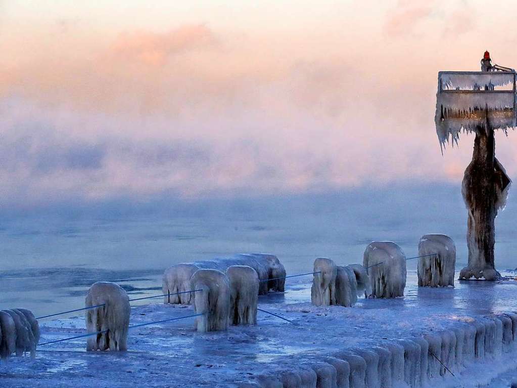 Ein Hafenlicht ist auf dem Lake Michigan von Schnee und Eis bedeckt.