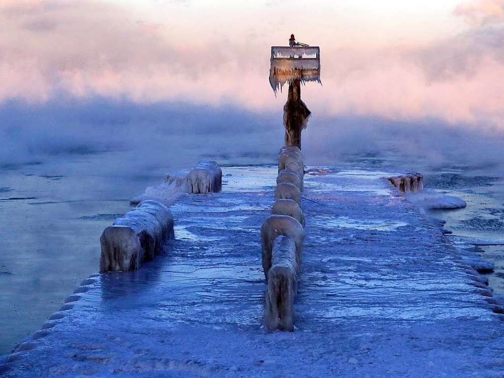 Ein Hafenlicht ist auf dem Lake Michigan von Schnee und Eis bedeckt.