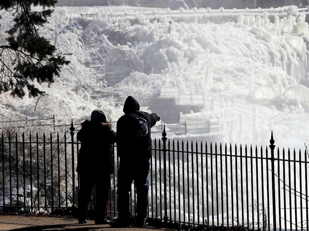 Besucher schauen sich die eingefrorenen Wasserflle im Great Falls National Historic Park an.