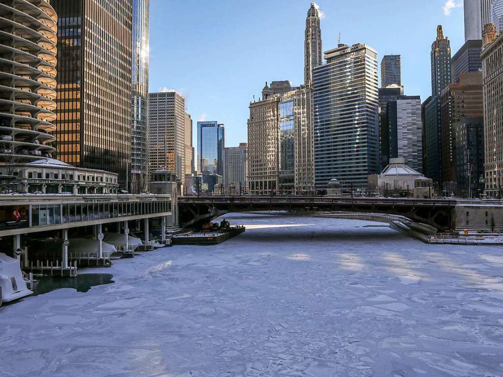 Eine Eisschicht bedeckt den Chicago River.