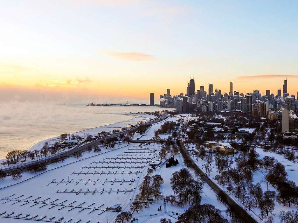 Blick auf das mit Eis bedeckte Seeufer und die Skyline von Chicago.