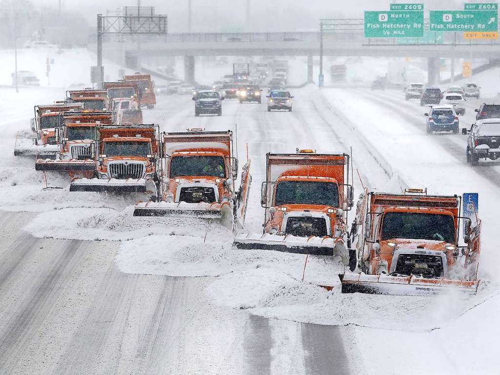 Rumfahrzeuge schieben Schnee vom USHighway 12/18 in der Haupstadt des US-Bundesstaates Wisconsin