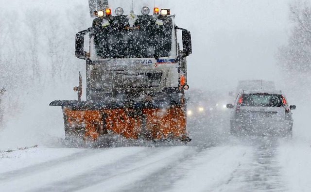 Bei Weilheim versuchte der Winterdiens...ttelzge stecken blieben (Symbolbild).  | Foto: dpa