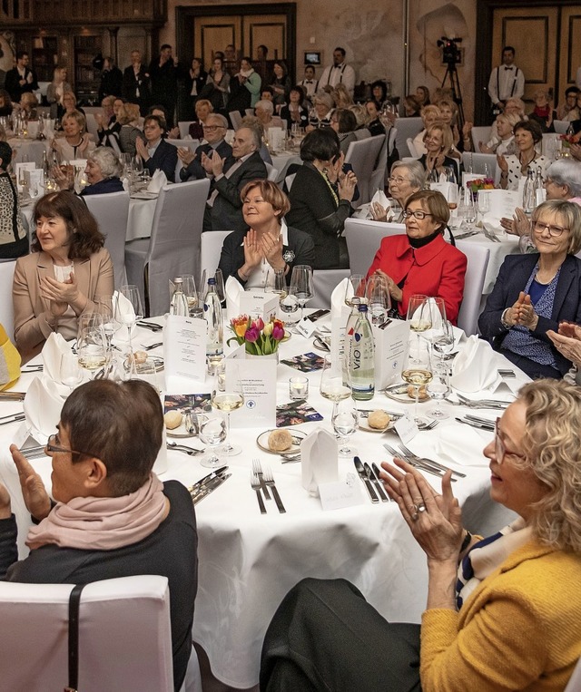 200 Frauen aus der Ortenau tafelten be...Park zugunsten des Kinderschutzbundes.  | Foto: B. Rein/Europa-Park