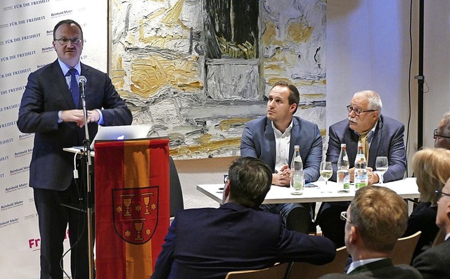 Lars Feld (von links) gab seine Expert...ohrer und rund 100 Gste als Zuhrer.   | Foto: Victor Adolf