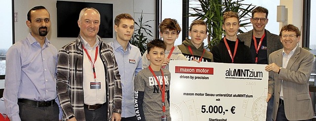 Einen Scheck ber 5000 Euro bergab Ma...mann (rechts) an das Alumintzium-Team.  | Foto: Privat
